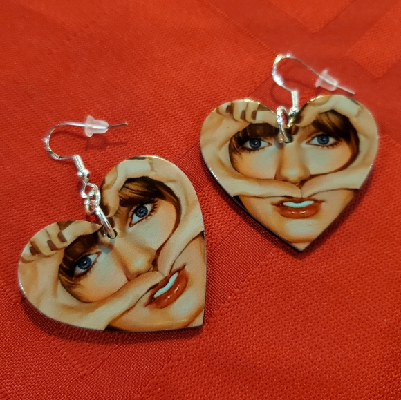 Taylor Swift heart dangle earrings - Picture 1 of 2